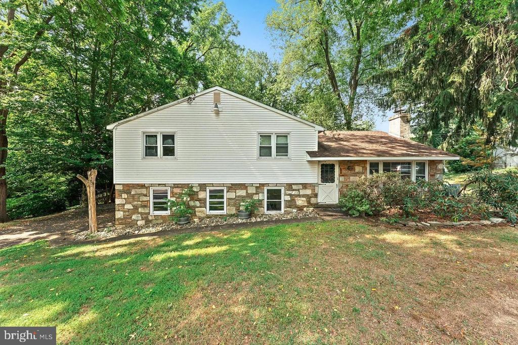 28 COUNTY LINE RD, Huntingdon Valley, PA 19006