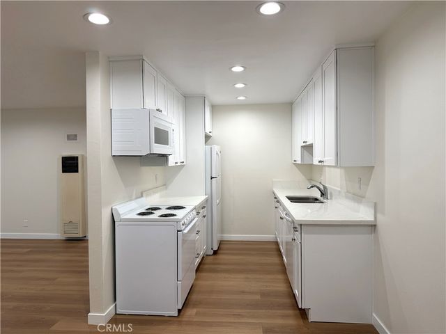 18657 Collins Street 4, Tarzana, CA 91356