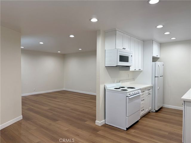 18657 Collins Street 4, Tarzana, CA 91356