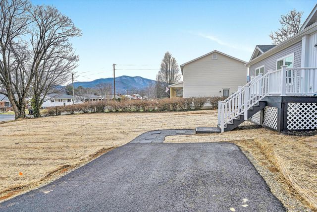 3648 McDaniel DR, Salem, VA 24153