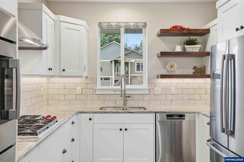 Image 10 of property listing at 112 Summit View Av SE, Salem, OR 97306