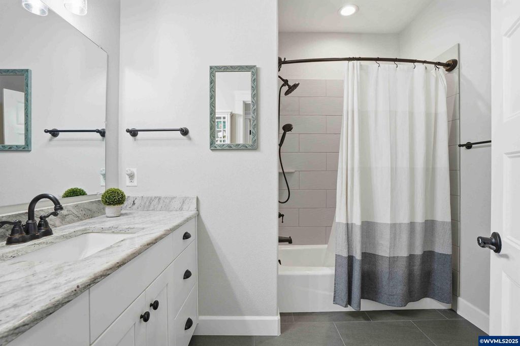 Image 27 of property listing at 112 Summit View Av SE, Salem, OR 97306