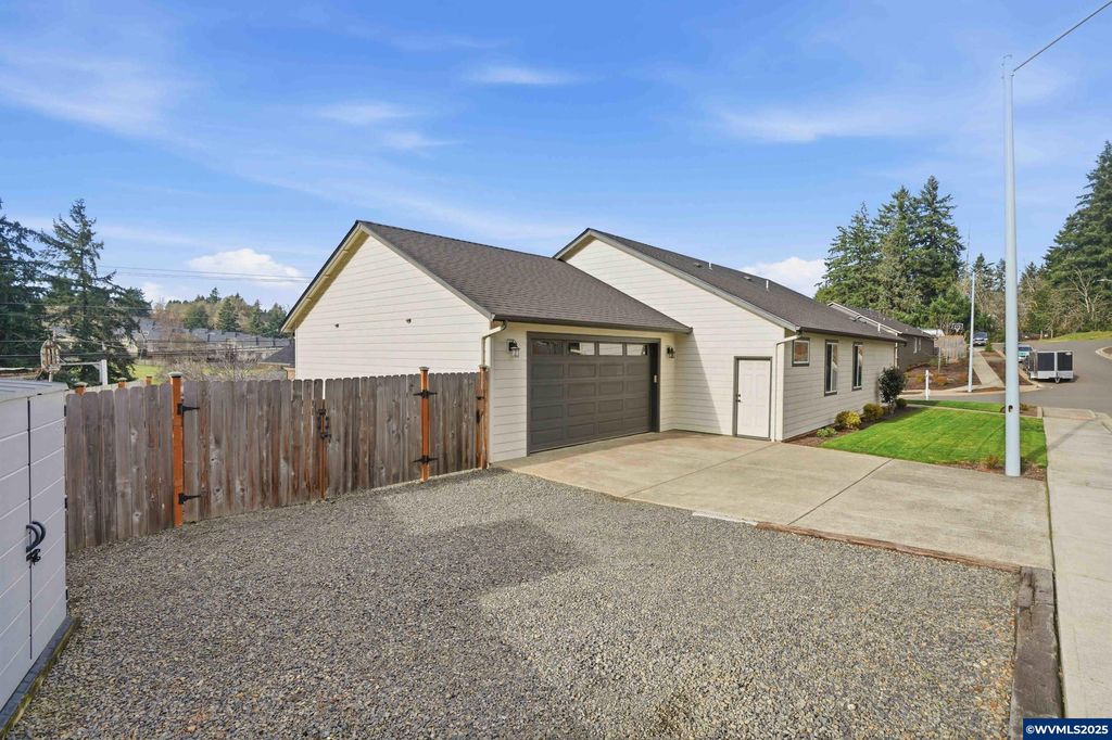 Image 35 of property listing at 112 Summit View Av SE, Salem, OR 97306
