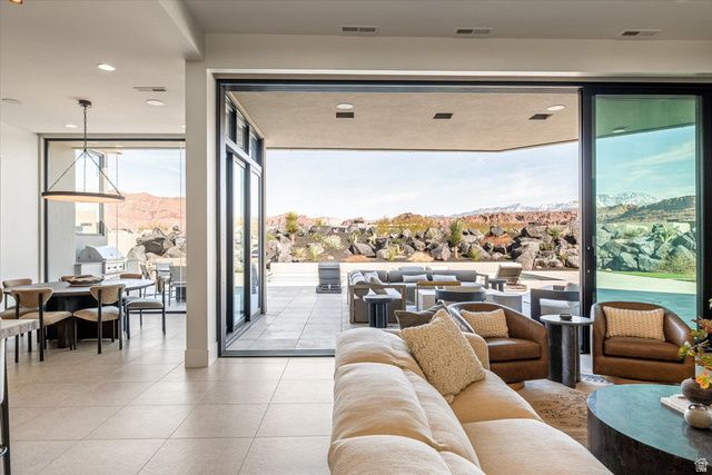 2896 W BLACKHAWK RIDGE CIR, St. George, UT 84770