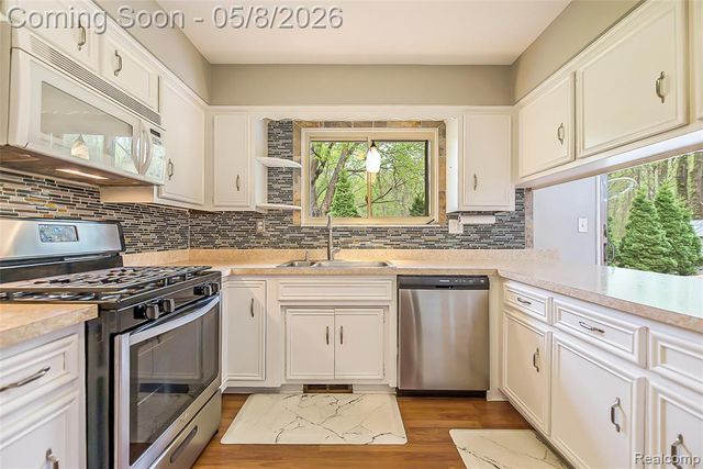 7584 Brookview Court, Brighton, MI 48116