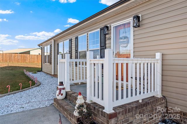 1002 Crestline Drive, Yadkinville, NC 27055