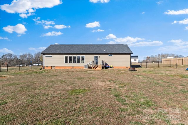 1002 Crestline Drive, Yadkinville, NC 27055