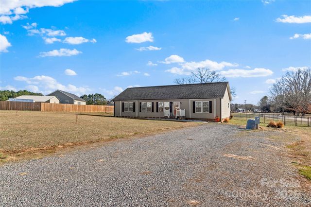 1002 Crestline Drive, Yadkinville, NC 27055