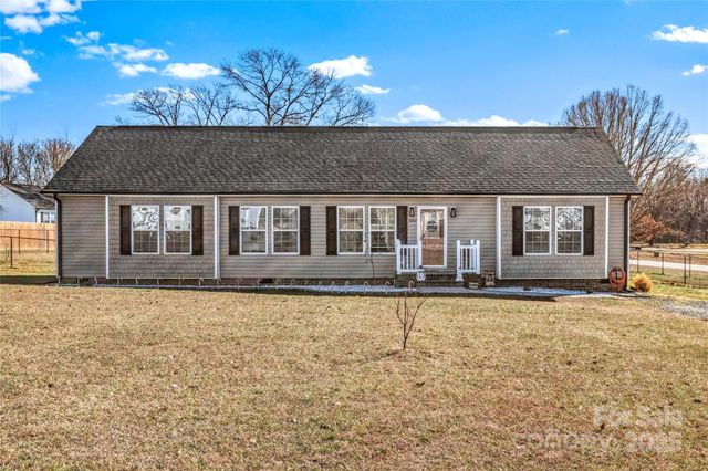 1002 Crestline Drive, Yadkinville, NC 27055