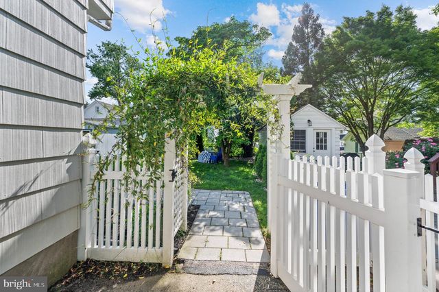 824 EDMONDS AVE, Drexel Hill, PA 19026