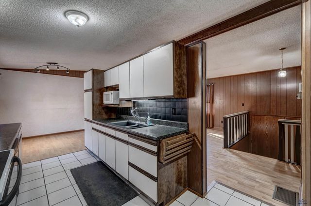 1738 MOUNTAIN VIEW DR, Rapid City, SD 57702