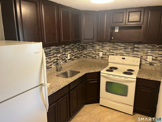 32 Cook Avenue B27, Meriden, CT 06451