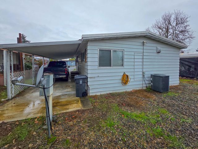 989 Roguelea Lane, Grants Pass, OR 97526