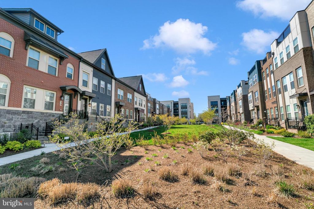 Image 4 of property listing at 52 BLEEKER PL, Gaithersburg, MD 20878