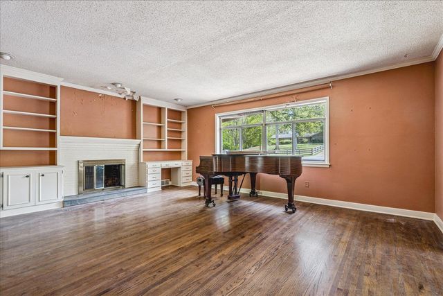 1329 E CRESTWOOD DR, Memphis, TN 38119