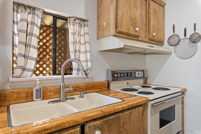 2305 Alta Vista Way, Lucerne, CA 95458