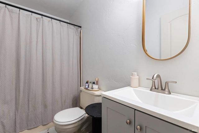 2305 Alta Vista Way, Lucerne, CA 95458