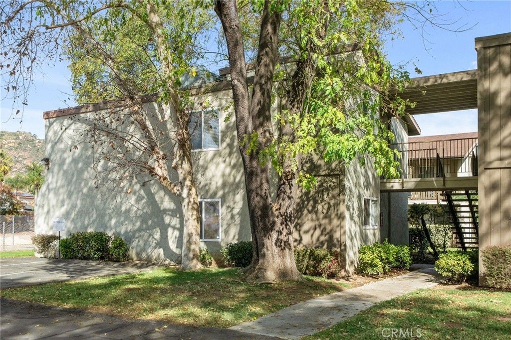 Image 1 of property listing at 2536 White Oak Place 5, Escondido, CA 92027