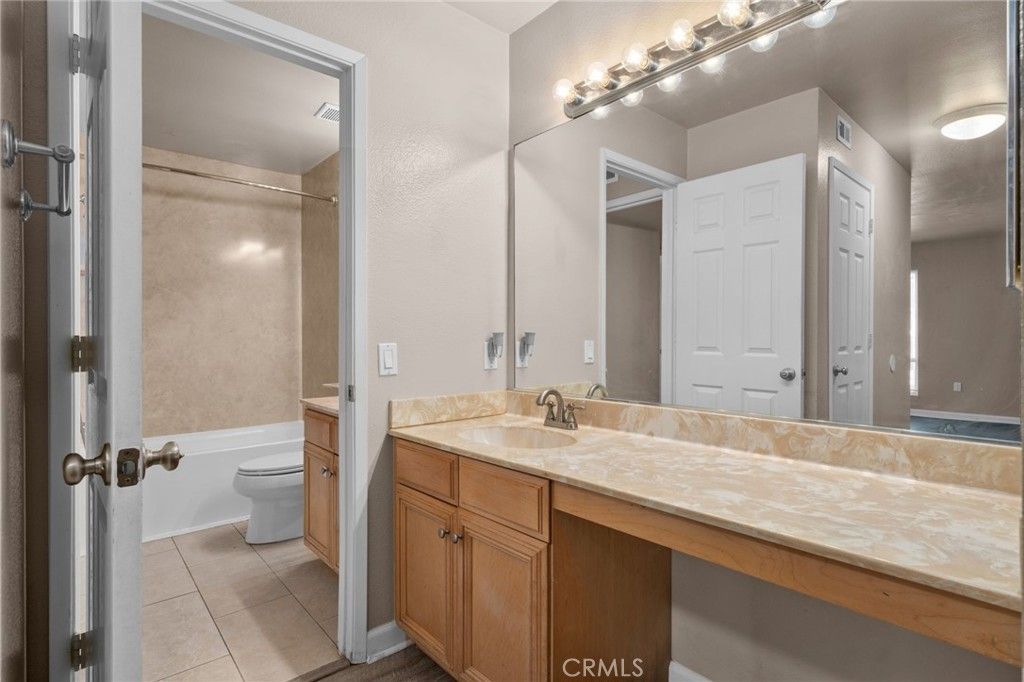 Image 15 of property listing at 2536 White Oak Place 5, Escondido, CA 92027