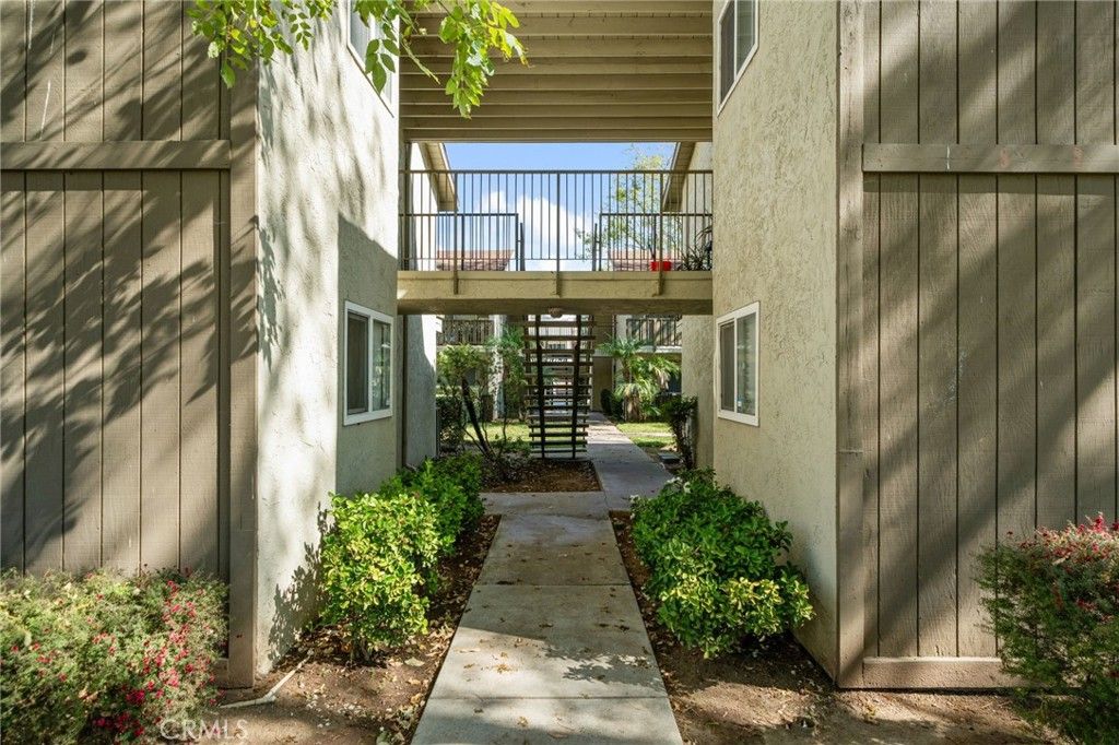 Image 2 of property listing at 2536 White Oak Place 5, Escondido, CA 92027