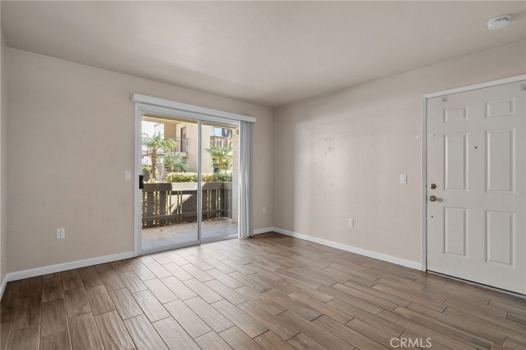 Image 4 of property listing at 2536 White Oak Place 5, Escondido, CA 92027