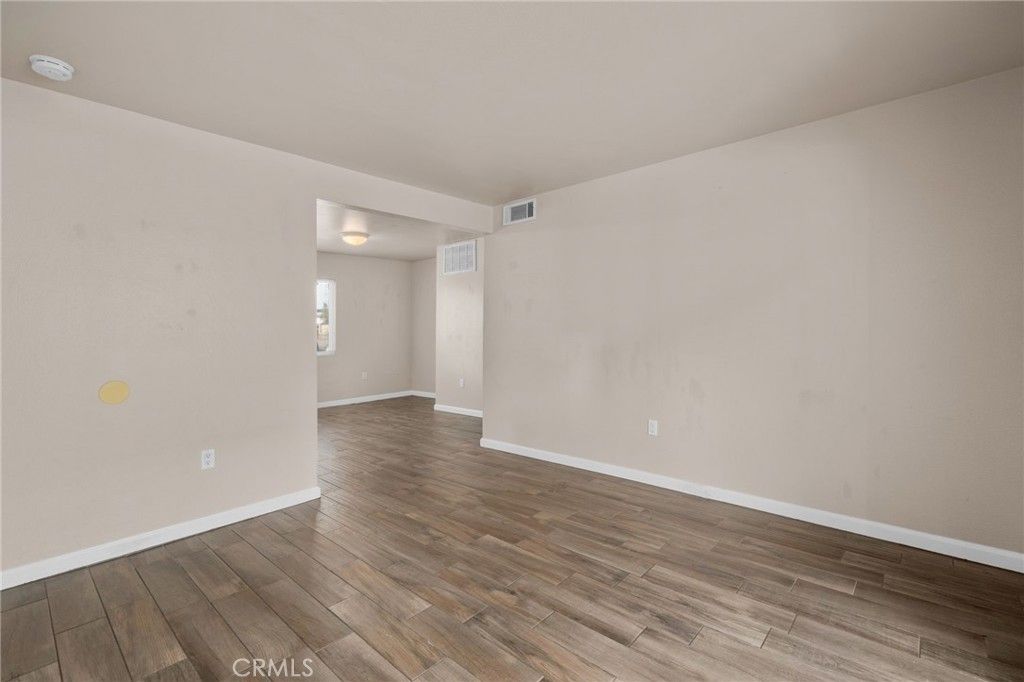 Image 5 of property listing at 2536 White Oak Place 5, Escondido, CA 92027