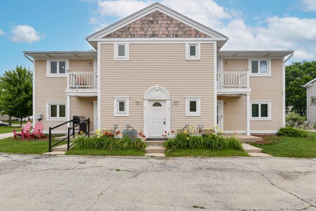 2067 Cliff Alex COURT S #A3, Waukesha, WI 53189