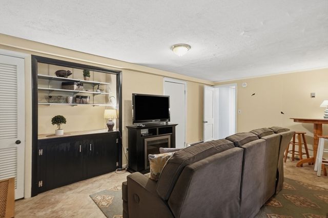 21 Oakwood Ave, Saugus, MA 01906