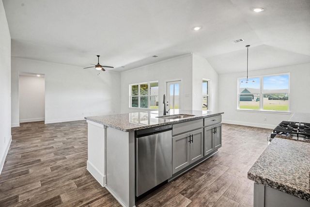 16 Keystone Court, Angleton, TX 77515