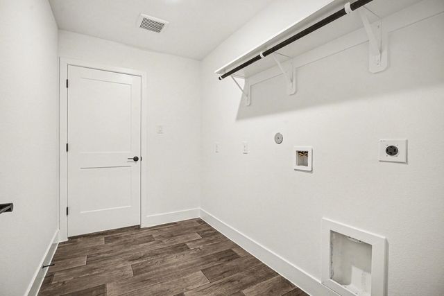 16 Keystone Court, Angleton, TX 77515