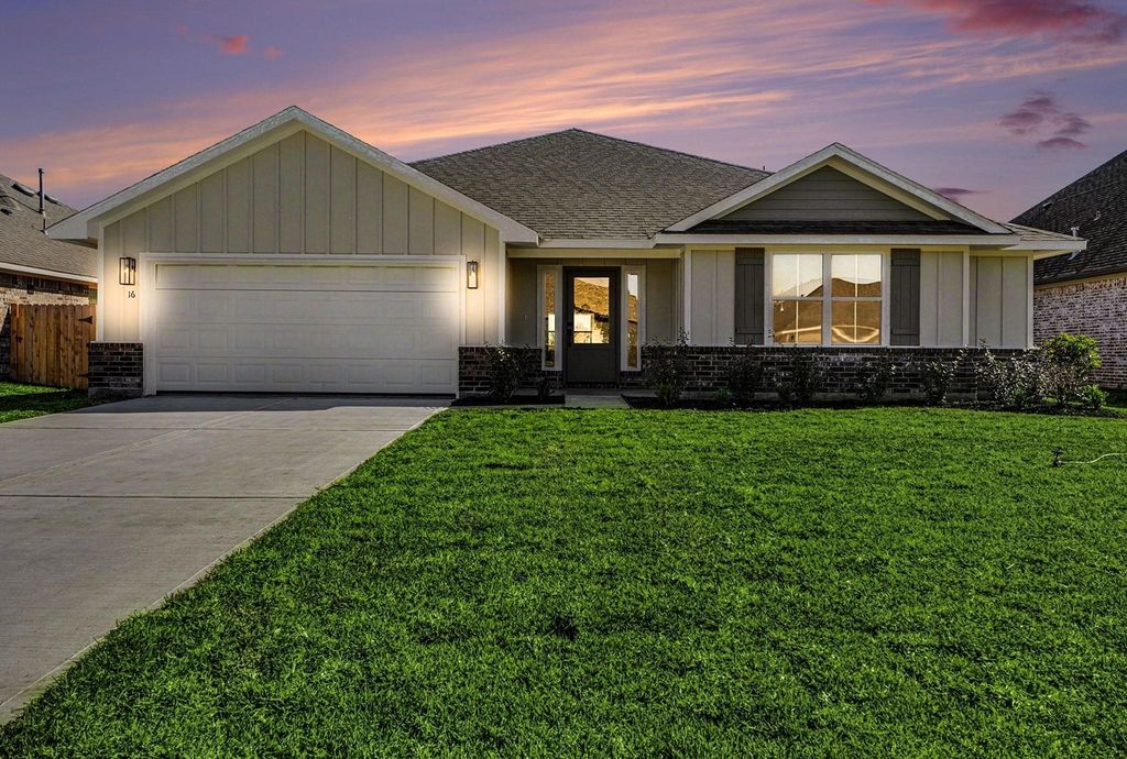 16 Keystone Court, Angleton, TX 77515