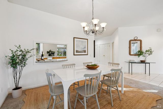 614 Deerfield Ln, Petaluma, CA 94952