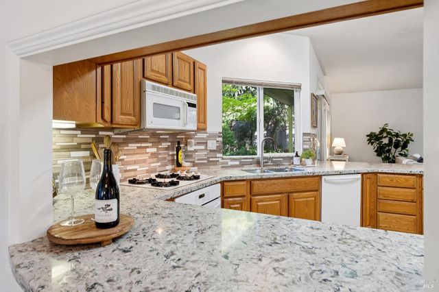 614 Deerfield Ln, Petaluma, CA 94952