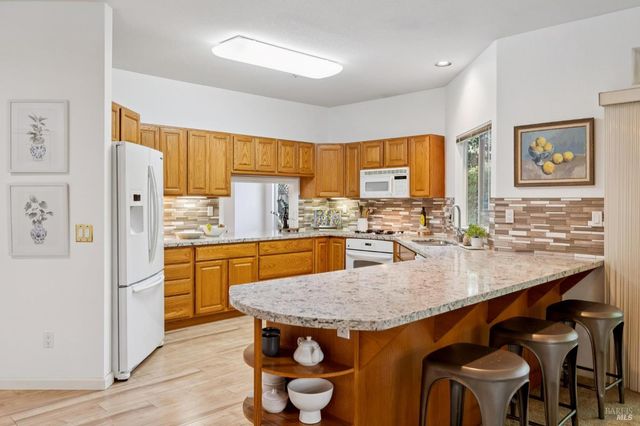 614 Deerfield Ln, Petaluma, CA 94952