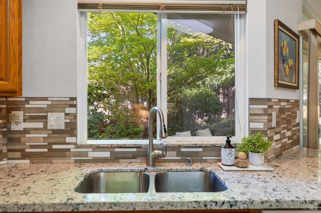 614 Deerfield Ln, Petaluma, CA 94952