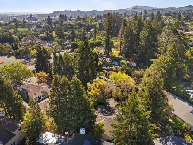 614 Deerfield Ln, Petaluma, CA 94952