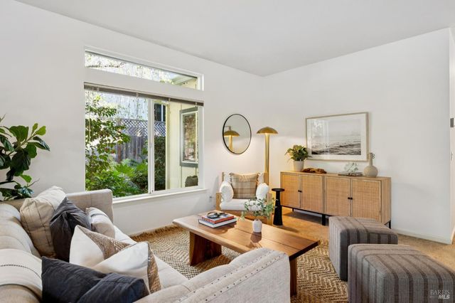 614 Deerfield Ln, Petaluma, CA 94952