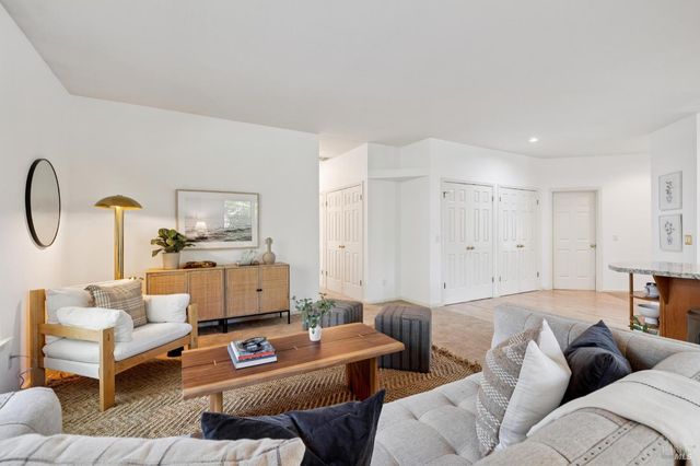 614 Deerfield Ln, Petaluma, CA 94952