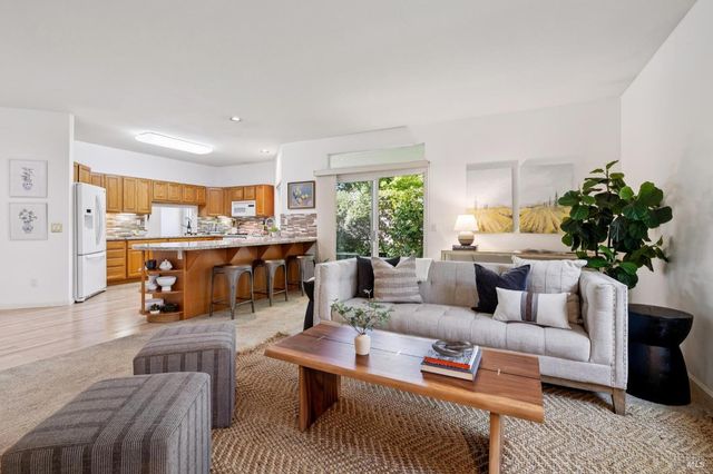 614 Deerfield Ln, Petaluma, CA 94952