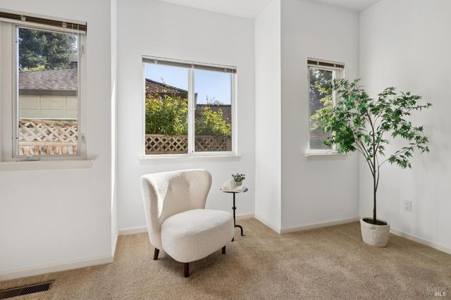 614 Deerfield Ln, Petaluma, CA 94952