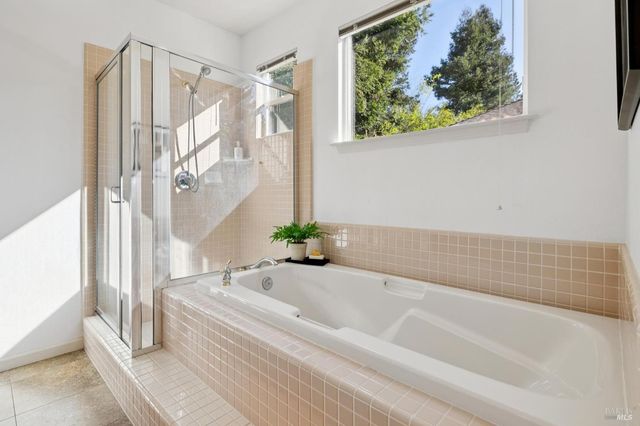 614 Deerfield Ln, Petaluma, CA 94952