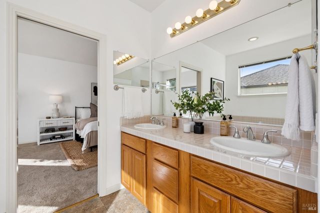 614 Deerfield Ln, Petaluma, CA 94952