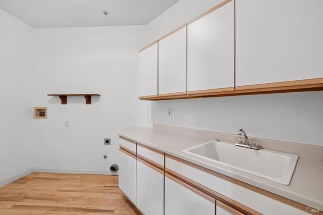 614 Deerfield Ln, Petaluma, CA 94952