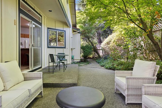 614 Deerfield Ln, Petaluma, CA 94952