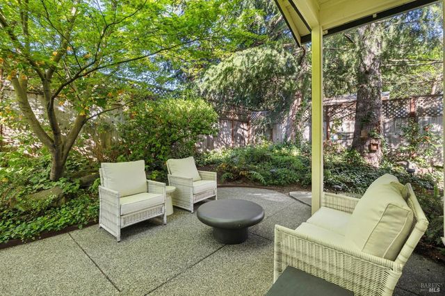 614 Deerfield Ln, Petaluma, CA 94952