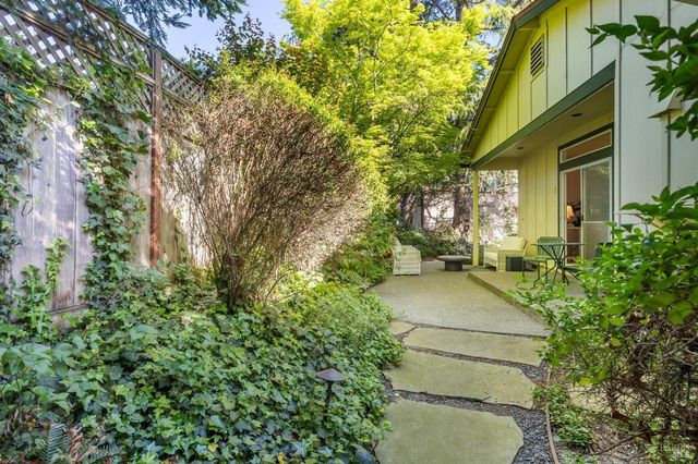 614 Deerfield Ln, Petaluma, CA 94952