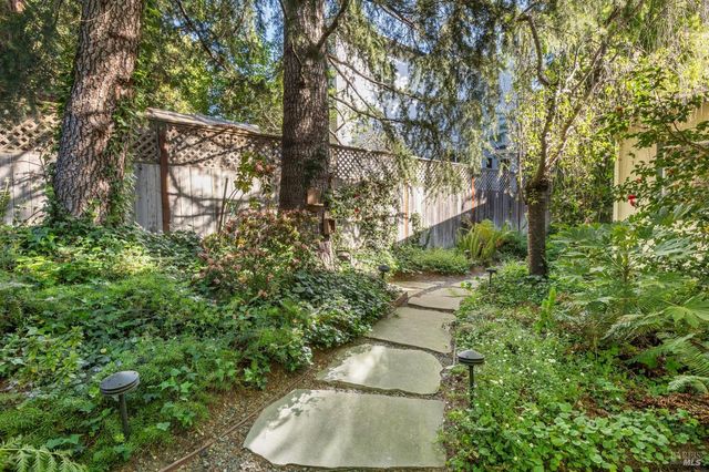 614 Deerfield Ln, Petaluma, CA 94952