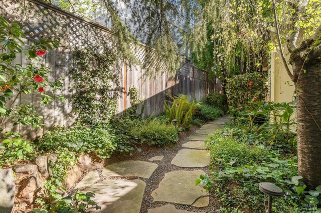 614 Deerfield Ln, Petaluma, CA 94952