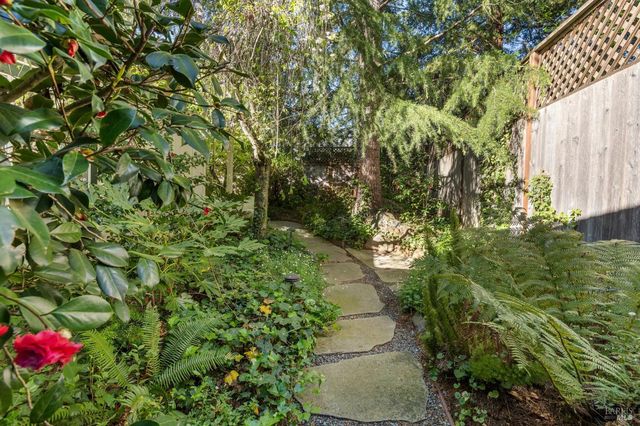 614 Deerfield Ln, Petaluma, CA 94952