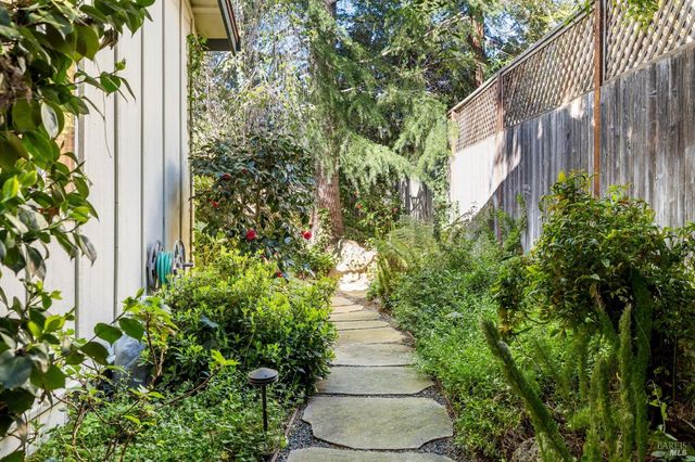 614 Deerfield Ln, Petaluma, CA 94952